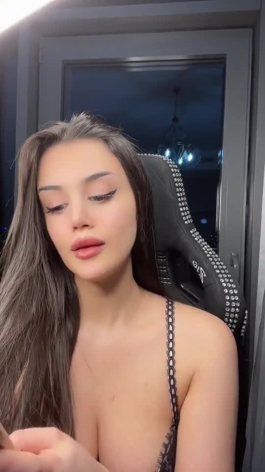 Bigo Naz Siyah Askılı Dekolte Göğüs Oksuyor Ifsa