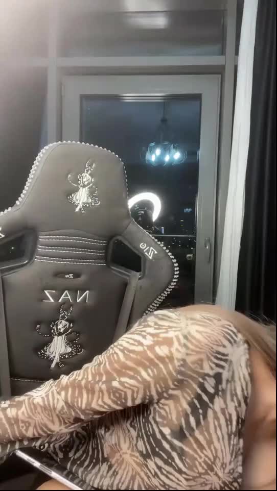 Bigo Naz Şeffaf Dantel Elbiseyle Kivriyor Ifsa