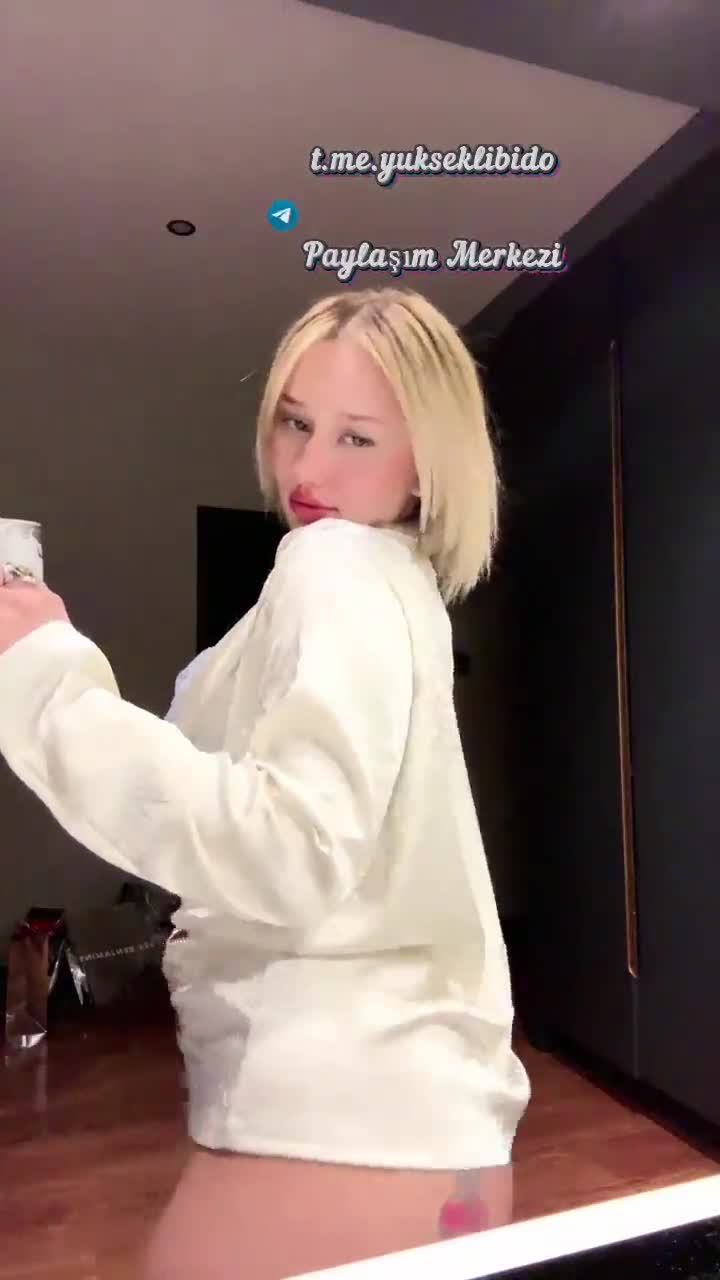 Naz Elbir Kalça Sallama Beyaz Sweater