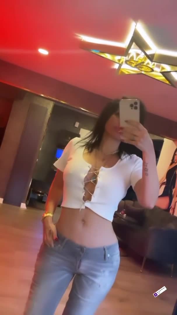 Ebru Polat Beyaz Bağcıklı Bluz Göbek Ifşa