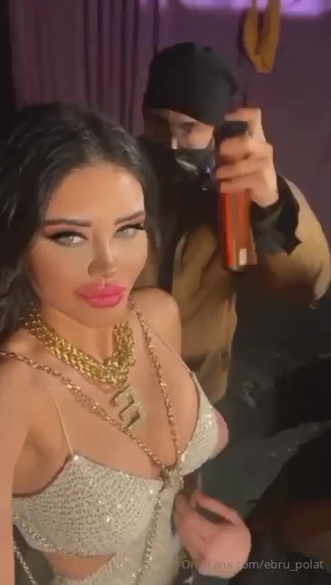 Ebru Polat Ifşa Pullu Elbise Kalça Sallama