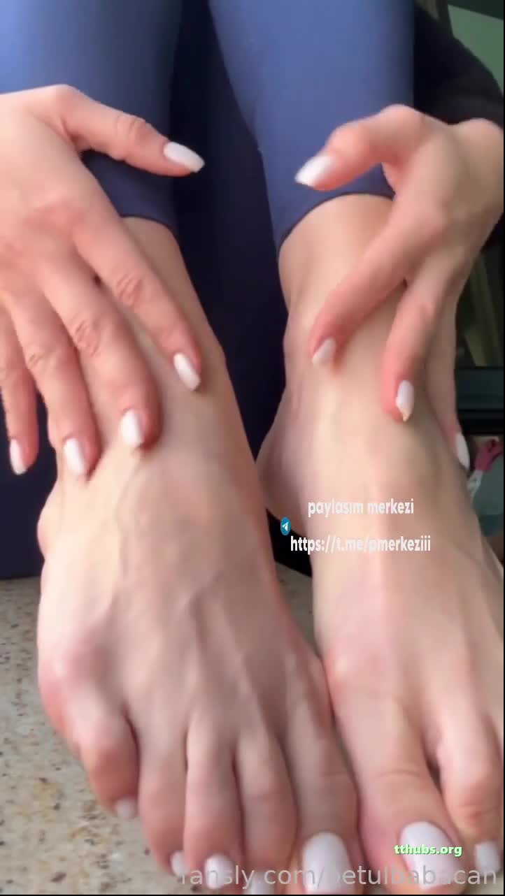 Betül Babacan Mavi Tayt Ojeli Ayak İfşası