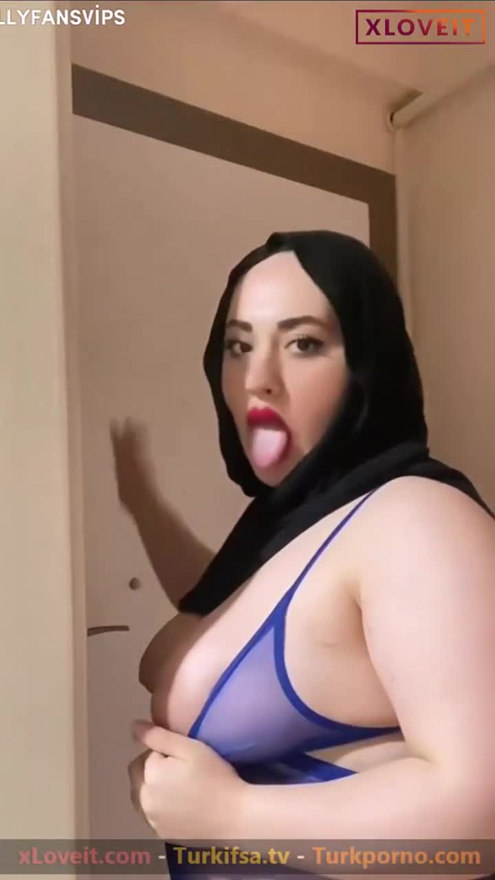 Hazal Kılınç Türban Gecelikle Kuryeyi Kapıda Karşılıyor