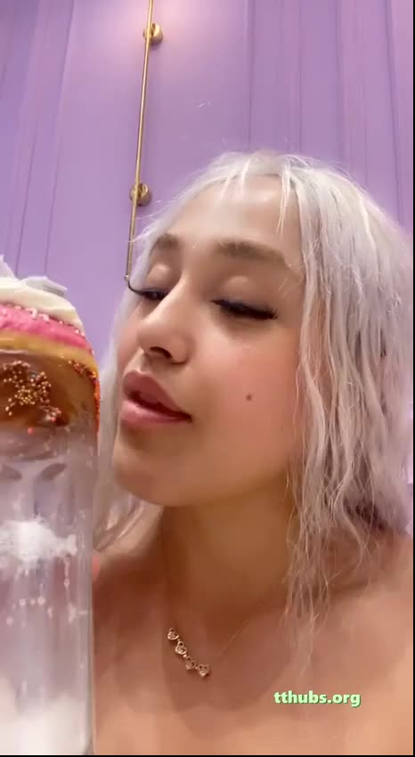 Örümcek Ifşa Pembe Dondurma Yalıyor