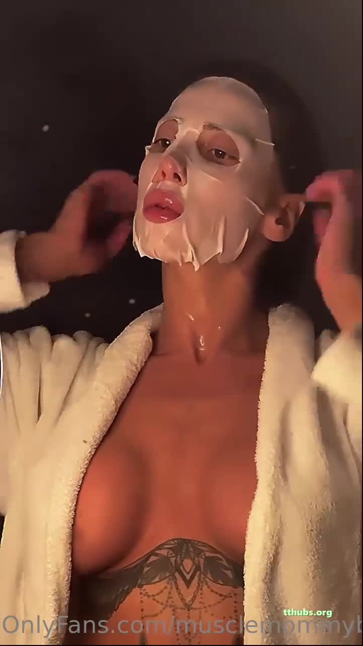 Betül Babacan Yüz Maskesi Robe Göğüs Ifsa