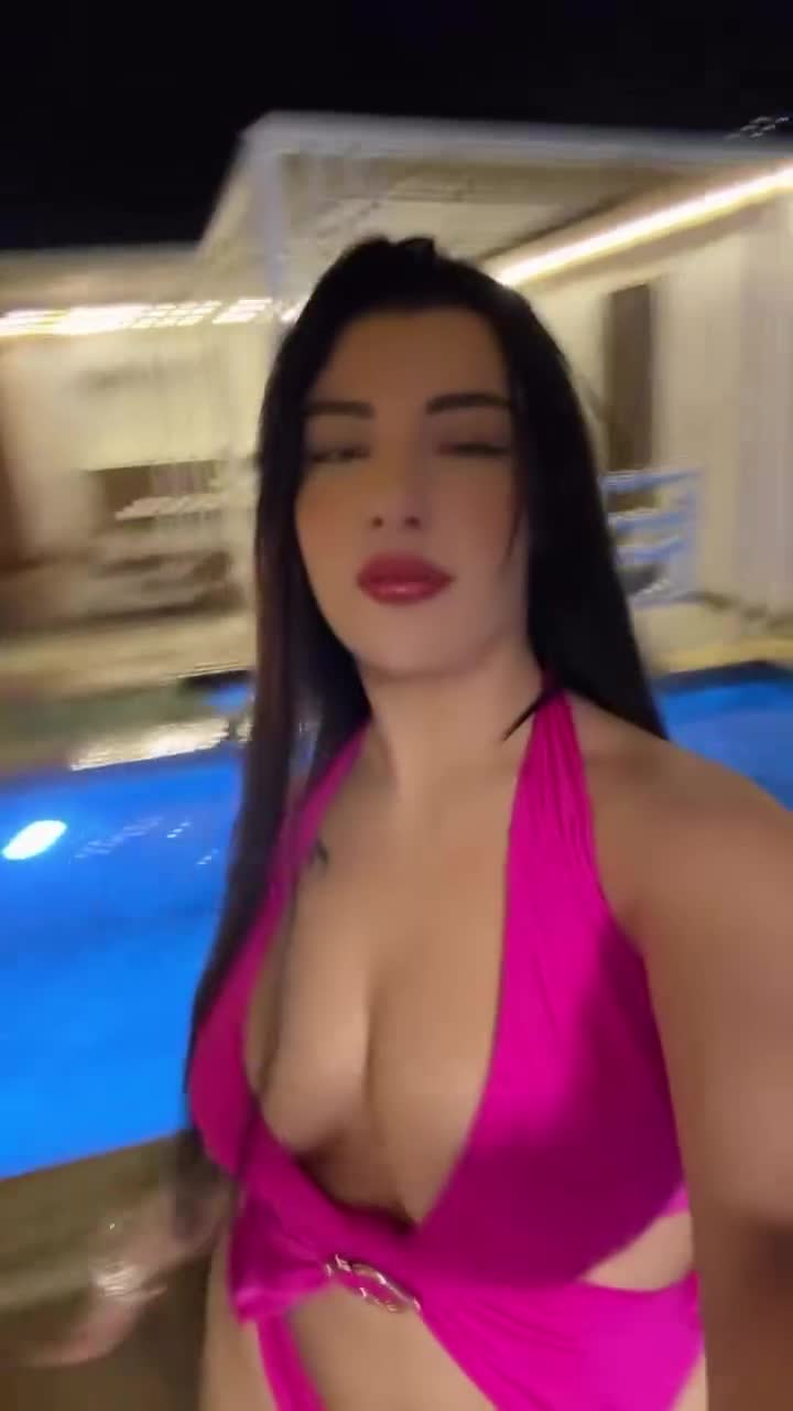 OnlyFans Gözde Akgül Havuz Kenarı Sallama