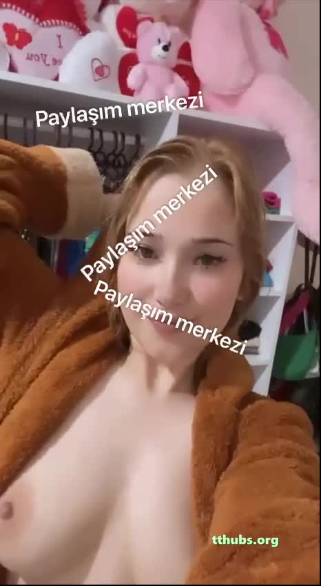 Ecrin Dilek Gökçe Tüylü Robe Göğüs Açıyor İfşa