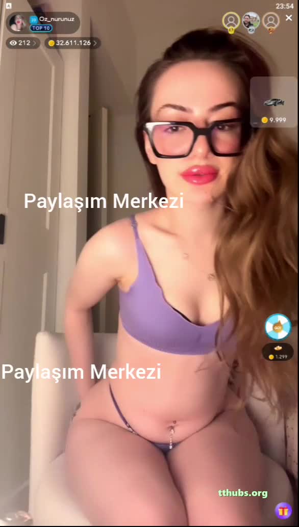 Öznur Güven Mor Bikini Gözlükle Bacak Açıyor Ifsa