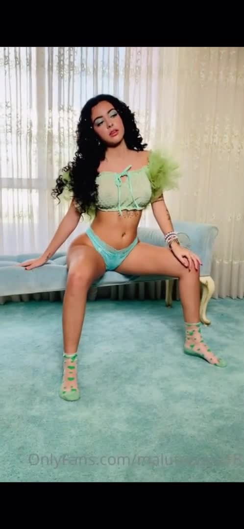 Malu Trevejo Yeşil Tüy Bluz Şeffaf Tanga Ifsa