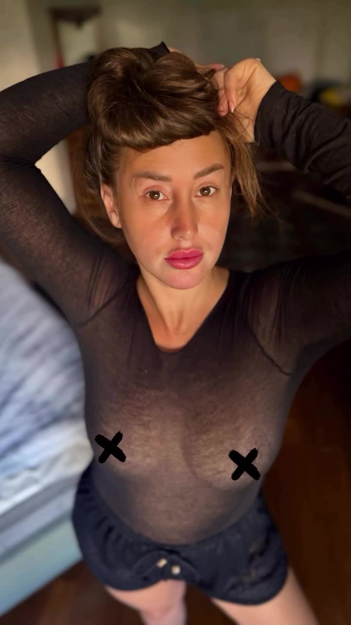 Melike Bulu Cankurt ifsa Sanayici hatun şeffaf bluzla göğüs açıyor