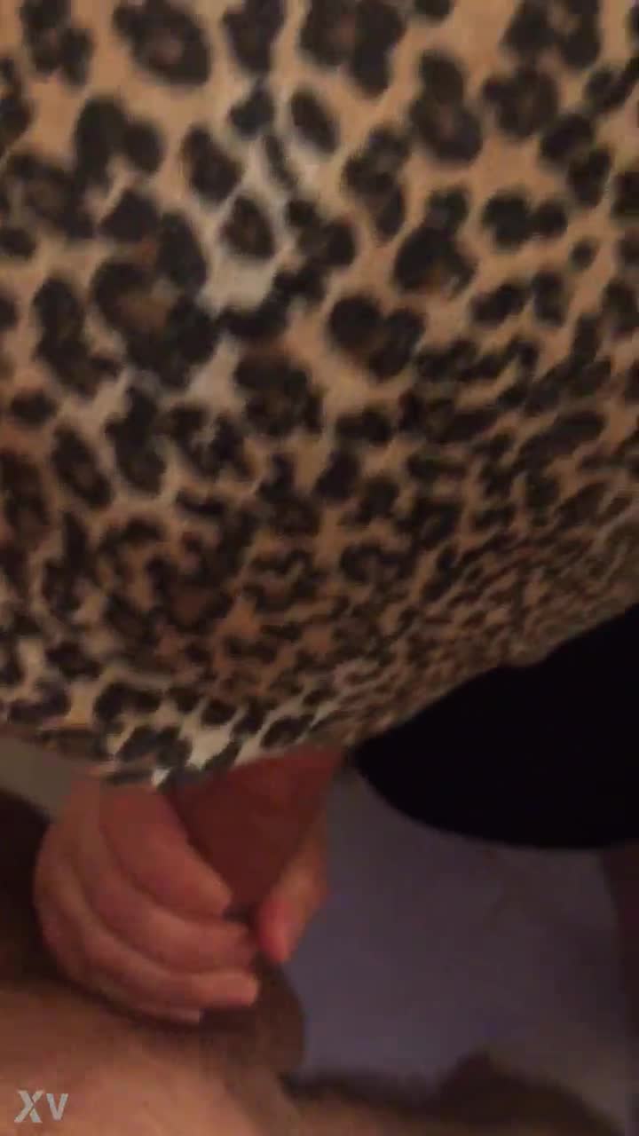 Leoparlı Başörtülü Diz Cöküp Sakso Ifsa