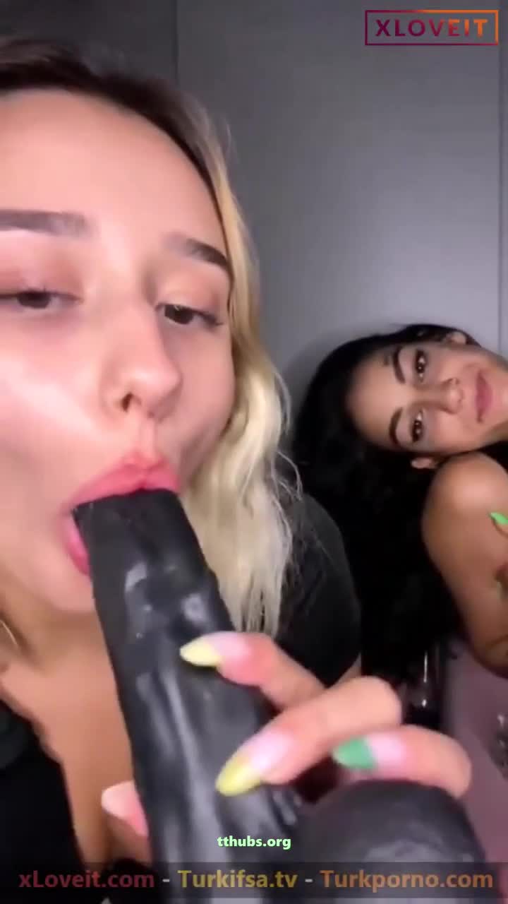 Naz Elbir Kanka Siyah Dildo Emme