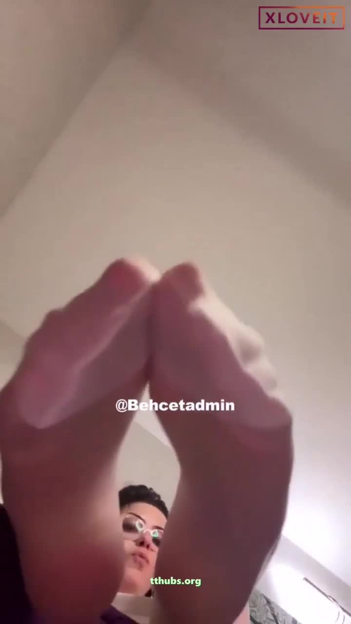 Karolin Fişekçi French Ojeli Ayak Gösterisi