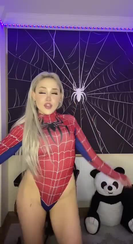 Örümcek Kırmızı Bodysuit Kalça Sallama Şovu