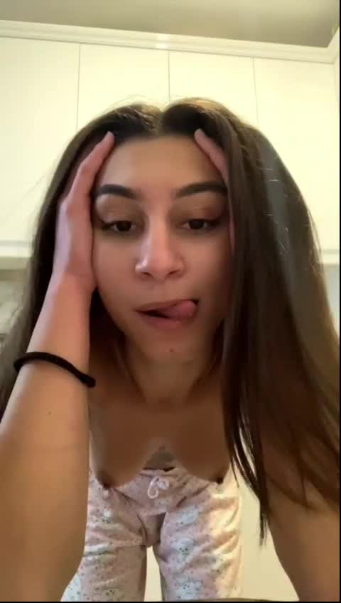 Ceyda Sevim Gözde Pijamayla Dil Uzatip Oynatıyor