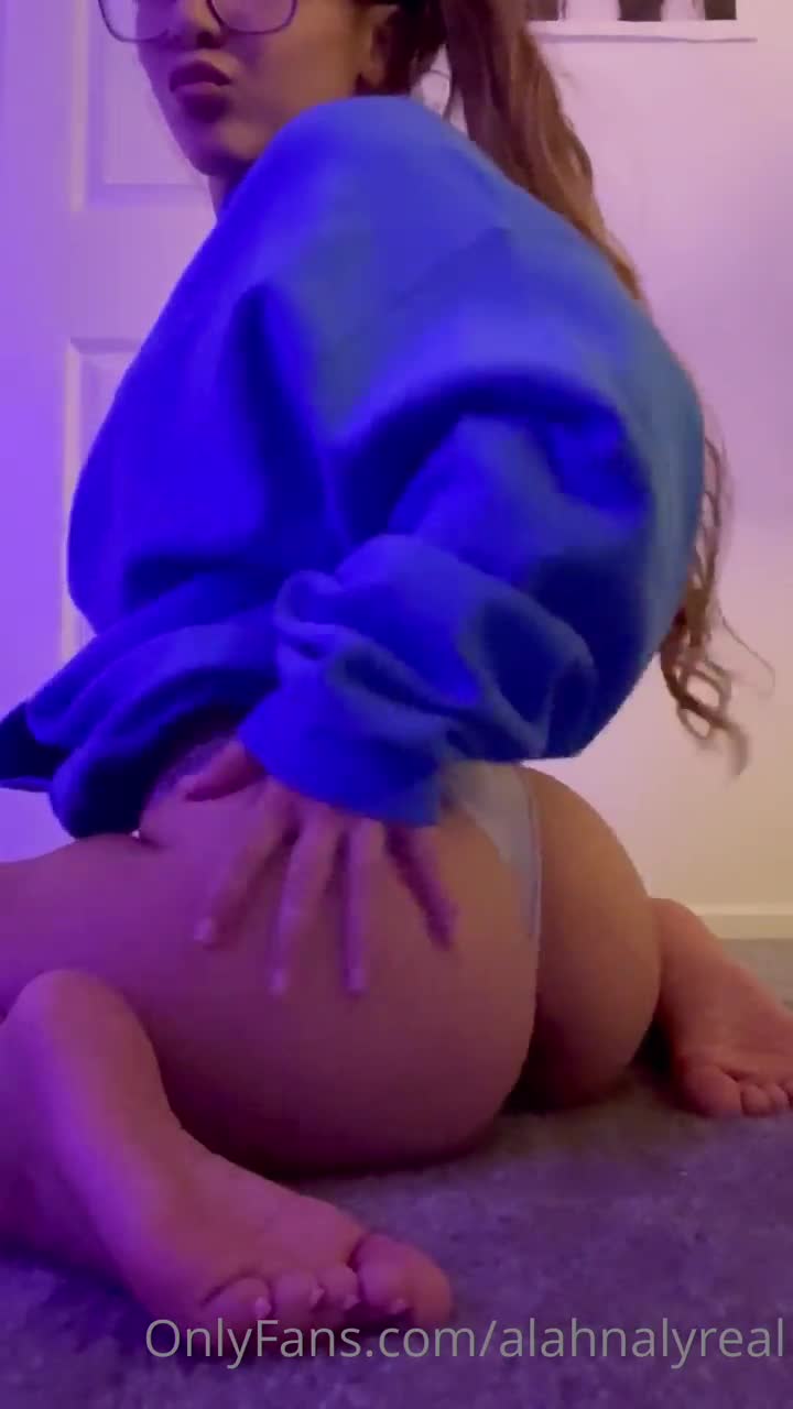 Gözlüklü Alahna Ly Hoodie Tanga Ifsa Klip