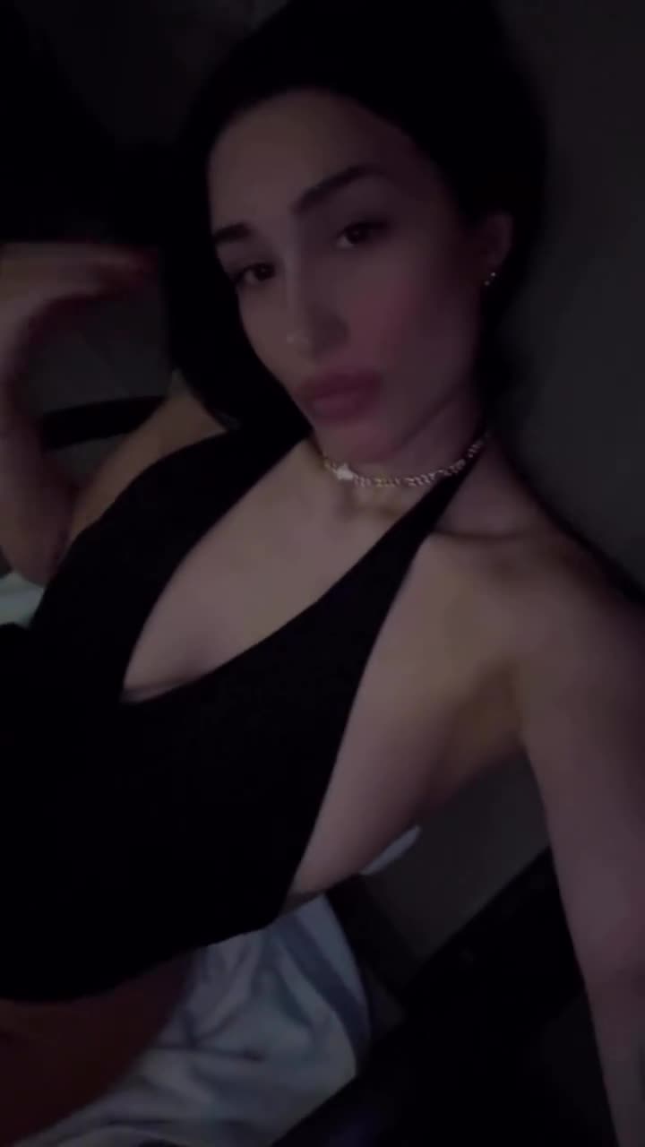 Esmer Şeyma Ifsa Siyah Elbise Göğüs Açma