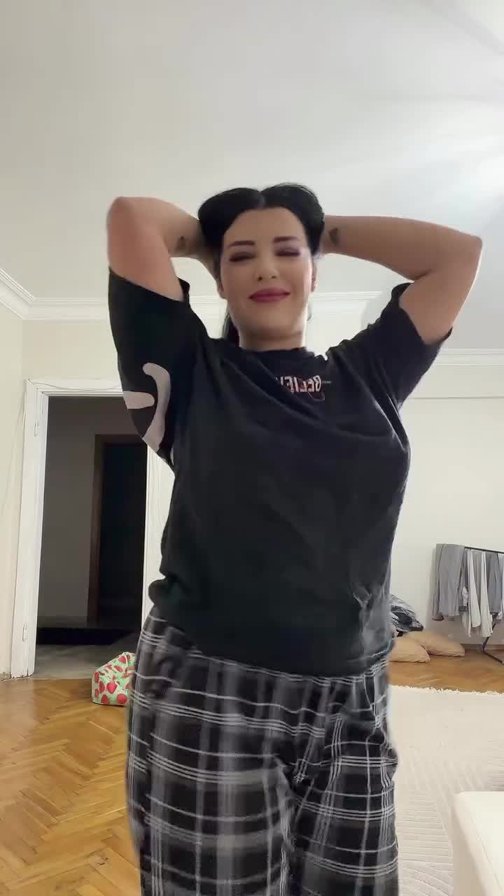 Dans Pornosu Gözde Akgül Göğüs Sallıyor