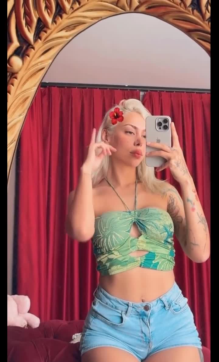 Şeyda Nur Tunç Mavi Şort Barış Pozu