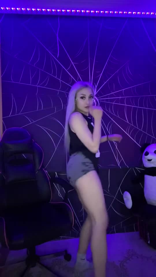 Örümcek Gri Şort Kalça Kıvırma Dansı Ifşa