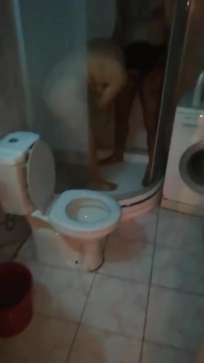 Duşta Zeynep Domalıp Tolga Sikiyor Şok!