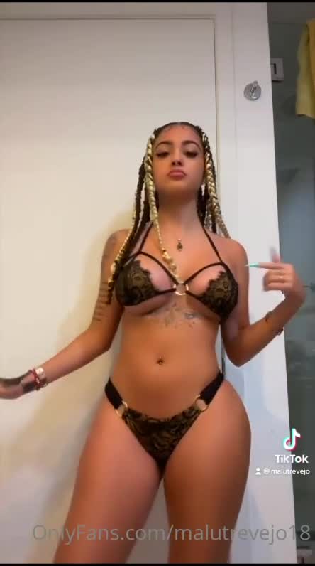 Siyah Dantel Bikini Malu Trevejo Kalça Sallama