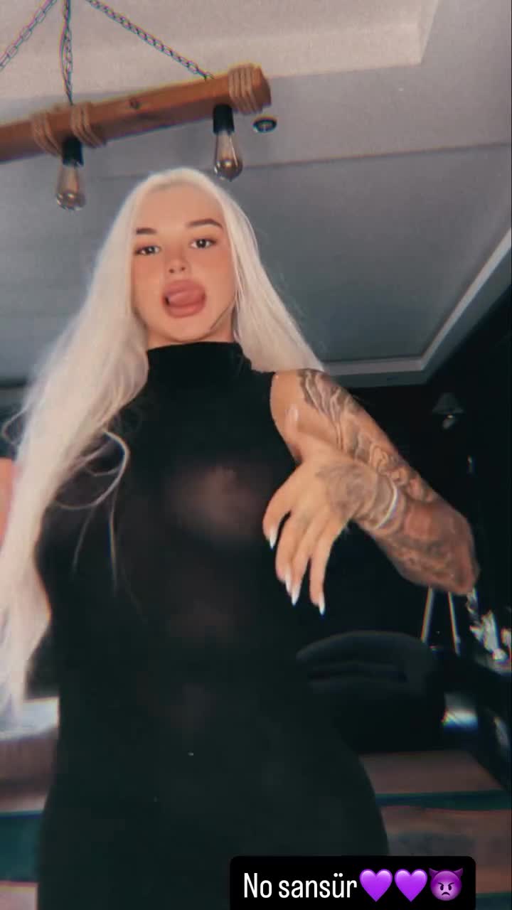 Hilal Çelik Şeffaf Elbise Dövmeli Göğüs