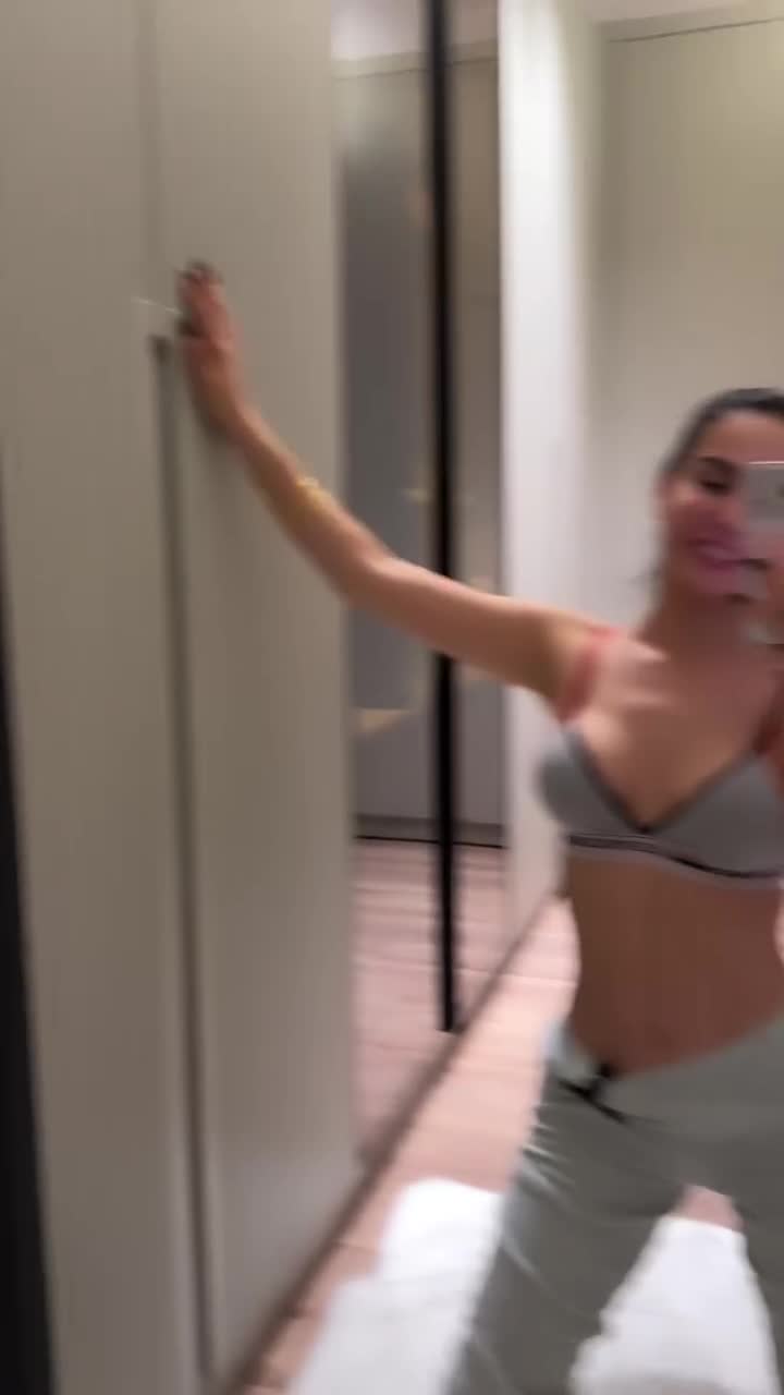 Ece Ronay ifsa Gri sutyenle koridorda selfie çekiyor