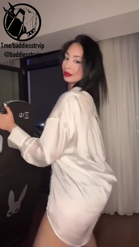 Nehirpp Beyaz Saten Gömlek Altı Kalça Domaliyor