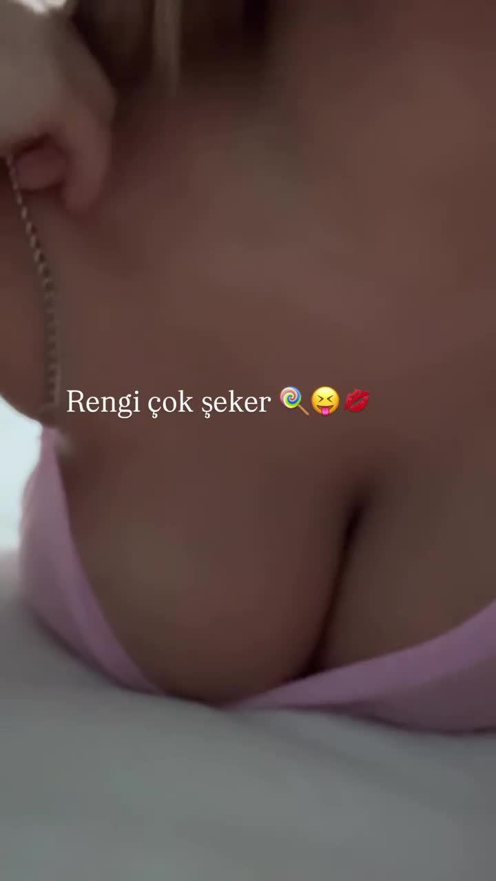 Elif Karaaslan Pembe Sutyen Memeleri