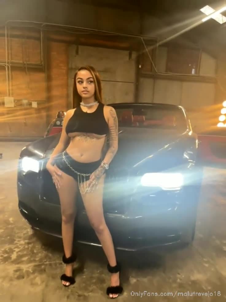 Malu Trevejo Zincirli Sort OnlyFans Araba Videosu
