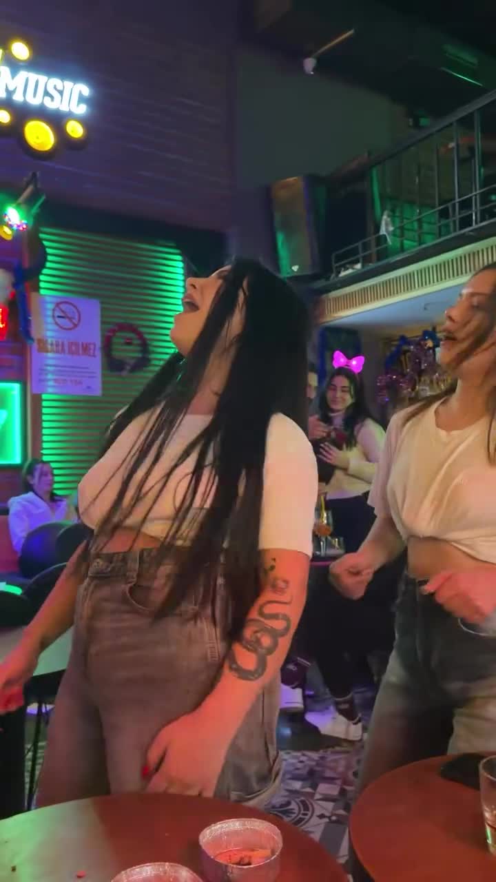 Gözde Akgül ifsa Neon kulüpte beyaz crop'la kalça kıvırıyor