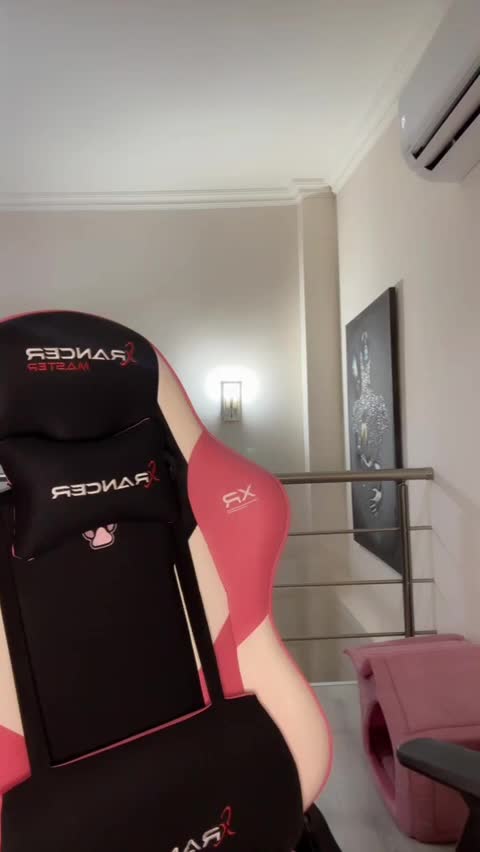 Nehirpp Taki Taki Ritmiyle Kalça Kivirtip Sallıyor