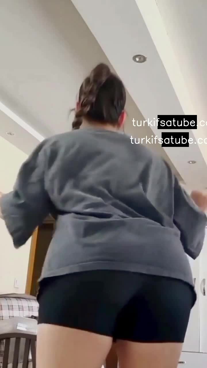 Simge Barankoğlu Siyah Şort Kalça Costurma