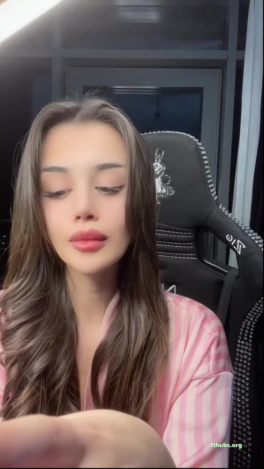 Bigo Naz Pembe Pijamayla Koltukta Göğüs Sallıyor