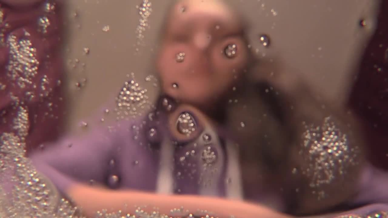 Mor Kazak Yüzüne Tükürük Camda Islatma