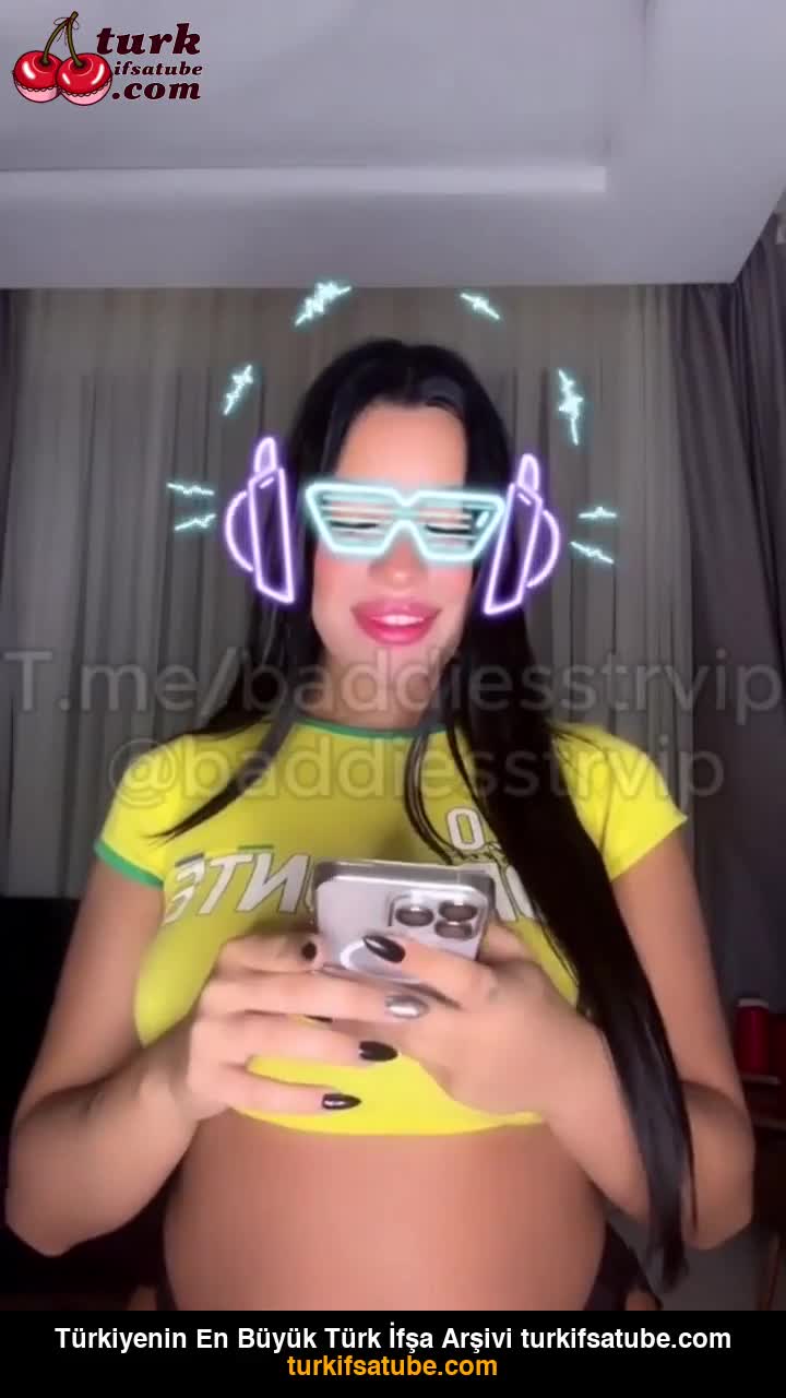 Serenay Okay Neon Kulaklık Sarı Bluz İfşası