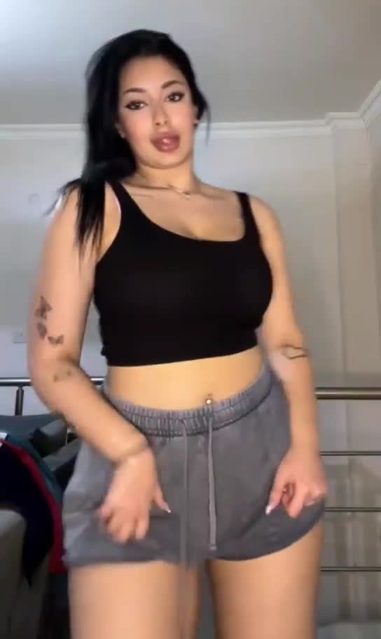 Nehirpp Gri Şort Siyah Askılı Dudak Isırıyor