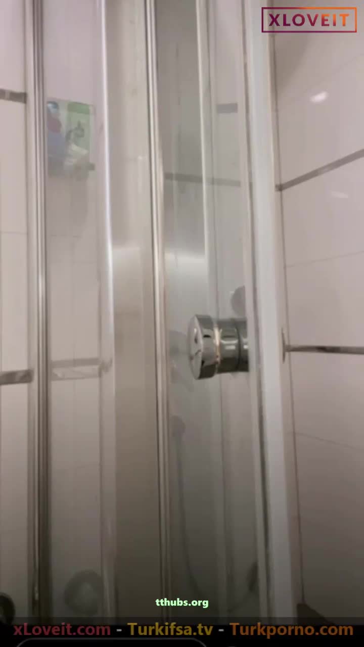 HelloDespina İfşa Duşta Bacaklarını Sabunluyor