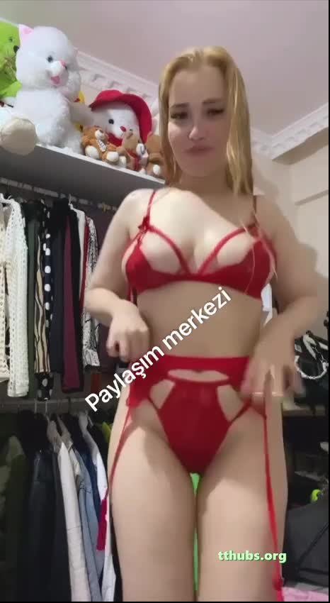 Ecrin Dilek Gökçe Kırmızı Askılı Kalça Sallıyor Ifşa