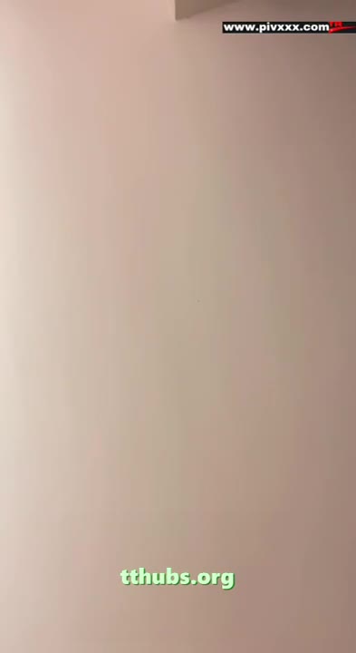 HelloDespina Klima Altında Çıplak Bacak Seriyor