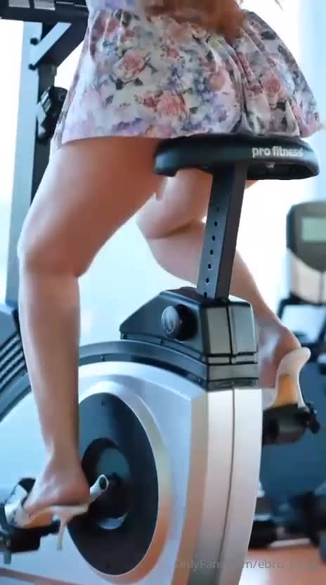 Ebru Polat Mini Etek Kalça Sallama Şovu!