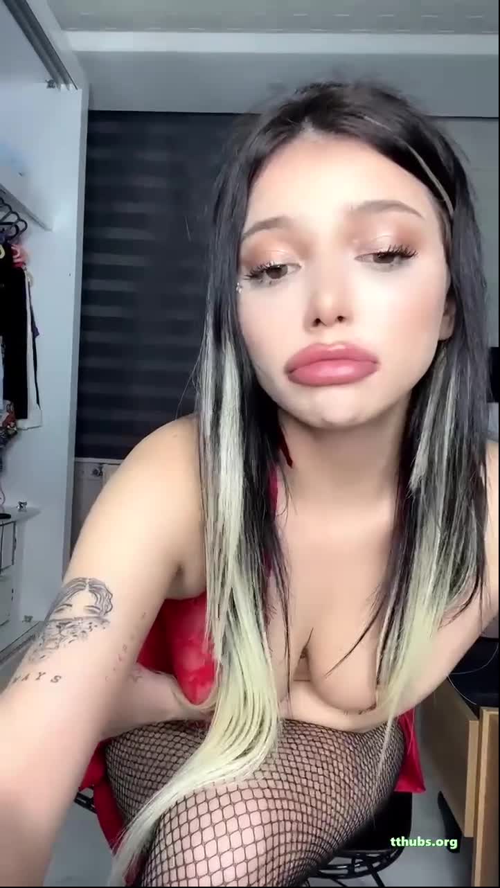 Cerhawk Kırmızı Fileli Elbise Göğüs Dekoltesi Ifşa