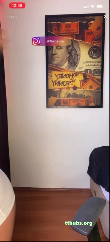 Bilgelisa OnlyFans Duvara Yaslanip Poz Veriyor