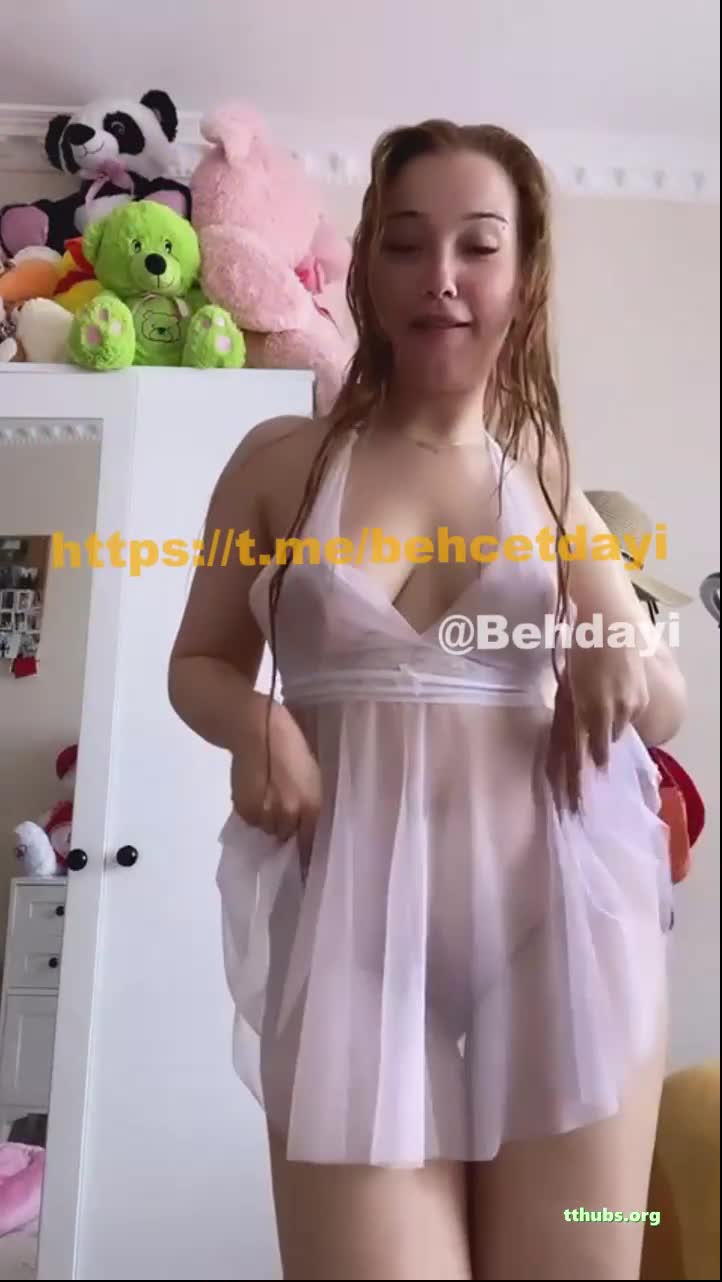 Ecrin Dilek Gökçe Şeffaf Pembe Elbise Gösterisi