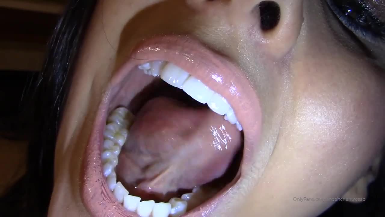 POV Webcam Agzi Ifsa Hatun Acip Dilini Gosteriyor