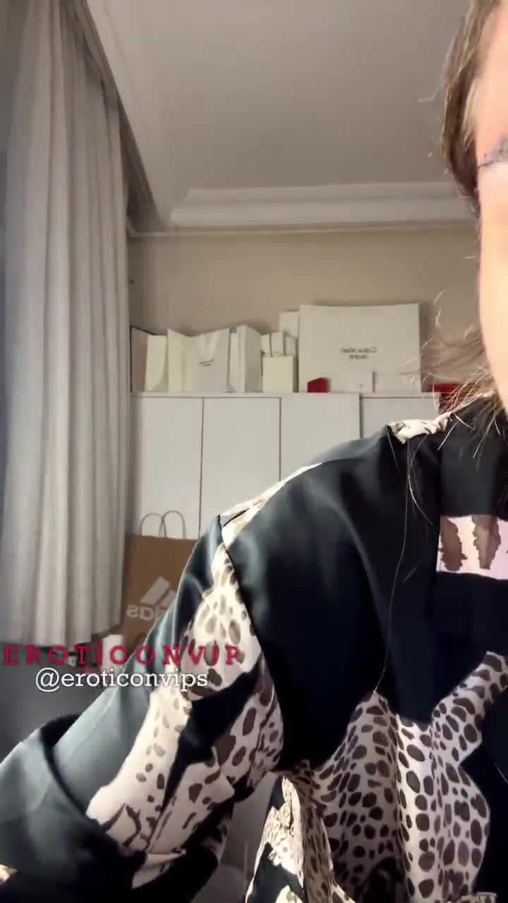 Elanur Ayan Leopar Elbise Memeleri Açma