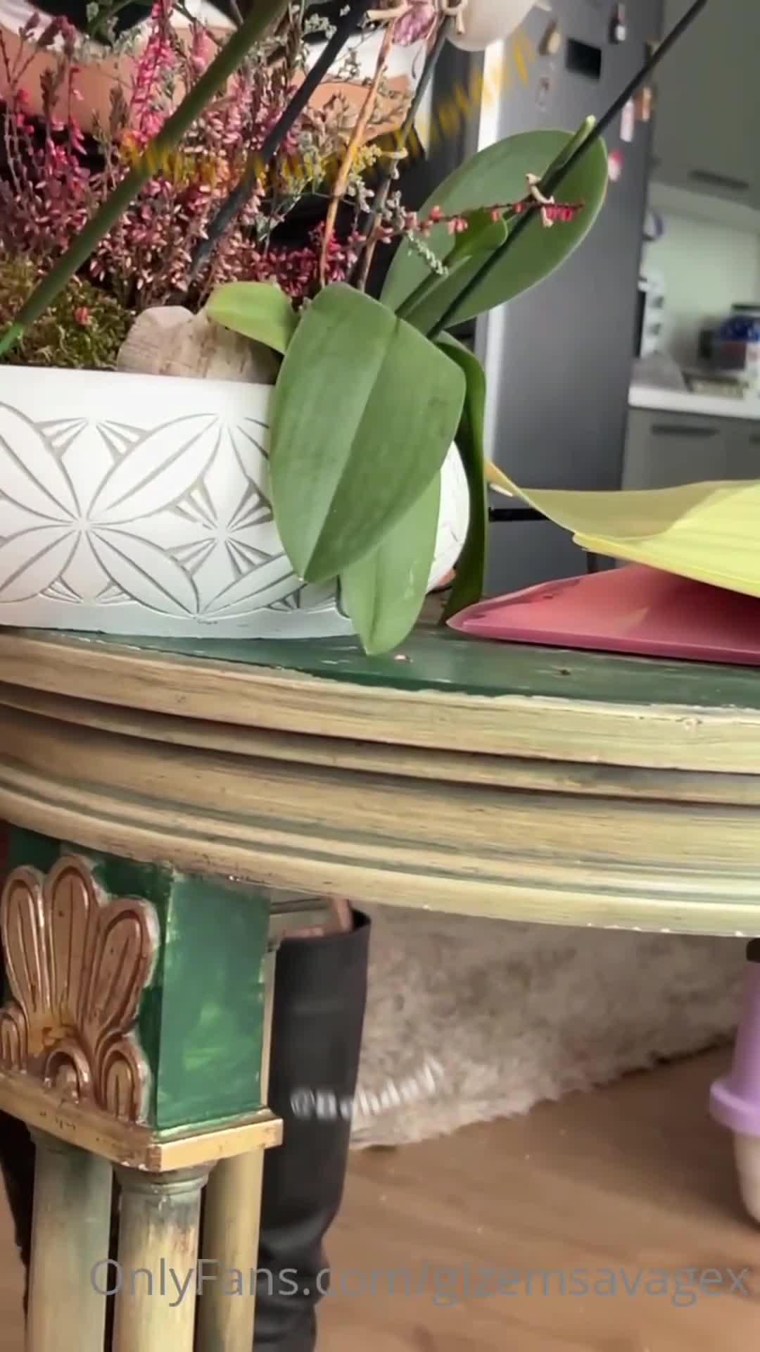 Gizemsavage Siyah Corapla Masasi Altinda Parmakliyor