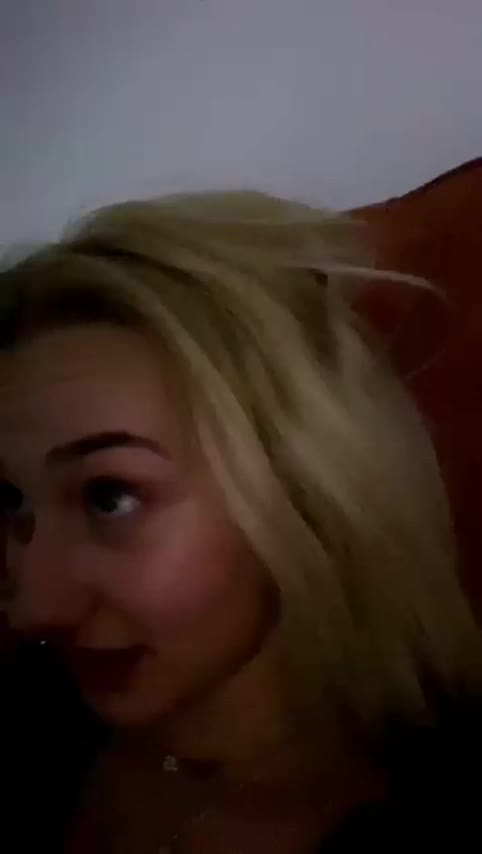 Naz Elbir ifsa Sakso emip kalça sallıyor