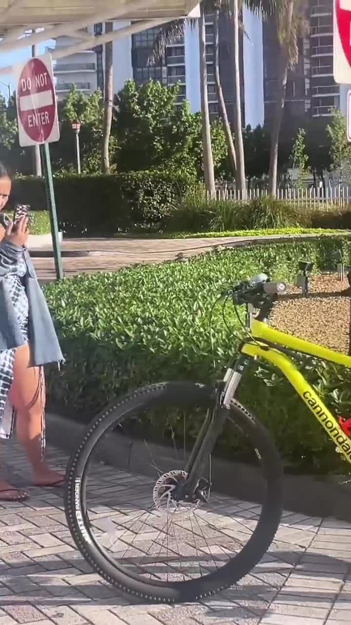Malu Trevejo Gri Bikini Sarı Bisiklet Popo Sallıyor